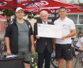 Bild: wel
Bürgermeister Rudolf Teplitzky (rechts) und Handball-Vorsitzender Michael Lang (links) übergeben den Scheck über 3000 Euro an Hans Osterholt vom Verein zur Förderung krebskranker und körperbehinderter Kinder Ostbayern (VKKK).