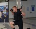 Bild: Jakob Graf
Polizei-Einsatztrainer Max macht im Erdgeschoss im Donaueinkaufszentrum in Regensburg Ausfallschritte. Mit einem öffentlichen Zirkeltraining will das Polizeipräsidium Oberpfalz über Polizeiarbeit aufklären.