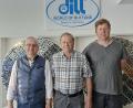Bild: Hans Dill Knopffabrik-Galvanotechnik GmbH &amp; Co.KG/exb
Die Knopffabrik Dill ehrte im Rahmen ihres 100-jährigen Firmenjubiläums langjährige Mitarbeiter. Firmenchef Hans Dill (links) bedankte sich bei Hans Bäuml (Mitte) für 40 Jahre sowie bei Christian Weigl für 25 Jahre Betriebszugehörigkeit.