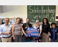 Bild: Gerd Baumann/Sparda-Bank Ostbayern eG/exb
Michael Gruber (Sparda-Bank Ostbayern eG, von links), Karin Ehrmann, Jürgen Heiß (Lehrkräfte des Kepler-Gymnasiums), Schulleiterin Sigrid Bloch, Tanja Hochholzer (Sparda-Bank) mit einem Schüler des Kepler-Gymnasiums bei der symbolischen Spendenübergabe.