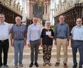 Bild: Förderverein Freunde der Basilika/exb
Die Spendenübergabe in der Basilika mit (von links) Kirchenmusikdirektor Andreas Sagstetter, Alois Michl, Stadtpfarrer Dr. Thomas Vogl, Friederike Cabrerizo von der Liedertafel Eschenau, Willi Prechtl und Johannes Röttges.