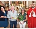 Bild: no
Die neue Mesnerin Pia Huber, die das Amt von ihren Eltern Hans Barbara Lang übernimmt, mit Pfarrer Johannes Arweck (von links).