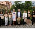 Bild: ge
Das sind die besten Absolventen der Amberger Mittelschulen mit Quali und Mittlerem Abschluss - in der Mitte Schulamtsdirektorin Beatrix Hilburger und 3. Bürgermeister Franz Badura.