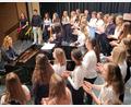 Bild: Markus Wagner/exb
Die beiden Chöre des Luisenburg-Gymnasiums präsentieren beim Sommerkonzert „Dance Monkey“ von Tony Watson zusammen mit Chorleiterin Anna Schmitt am Klavier.