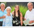 Bild: gf
Bürgermeister Martin Preuß gratulierte den Brunners zur Diamantenen Hochzeit (von links): Reinhold Brunner, Margit Brunner, die Enkeltochter Angela und Bürgermeister Martin Preuß.