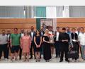 Bild: Mittelschule Auerbach/exb
Sehr gute Prüfungsergebnisse erreichten Anna Lederer (Achte von rechts), Julia Kugler (Siebte von links), Elias Brunhuber (Siebter von rechts), Sebastian Pöllinger (Sechster von rechts), Ozan Zirh (Fünfter von rechts) und Ben Christl (Dritter von rechts. Ehrengäste und Schulleitung gratulierten.