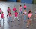 Bild: u
Die Grundschulmädchen sorgten für einen fulminanten Einstieg ins Sommerfest der Offenen Ganztagsschule mit ihrem Flashmob, den sie mit der Klasse 5b einstudiert hatten.
