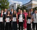 Bild: pop
Die Schulbesten mit in der zweiten Reihe Johannes Raab (M10a), Rektor Florian Fuchs, Katharina Forster (M10 G), Christine Schmeiler (G 9) und Konrektor Markus Gleißner.