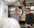 Bild: Wolfgang Steinbacher
Vater Georg Baumann (links) und Sohn Oskar Baumann vor einer Baumann-Maschine: In die sogenannte "Feedbox" packt das Unternehmen die Technik, die die Kunden für ihre Produktion brauchen.