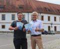 Bild: mrr
Die Jugendbeauftragten Phillip Haas aus Rieden (links) und Klaus Hernes (Ensdorf) freuen sich über das Ferienprogramm der beiden Kommunen.