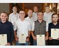Bild: gf
Die Einser-Absolventen der Staatlichen Technikerschule sowie der Ehrengäste der Abschlussfeier (von links): Simon Kraus, Studiendirektor Bernhard Mikuta, Fabian Leipold, Oberstudiendirektor Martin Wurdack, Bürgermeister Martin Preuß, Kilian Scharf, stellvertretender Landrat Stefan Braun und Tim Schwemmer.
