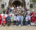 Bild: Wolfgang Schwamberger/exb
Weihbischof Dr. Josef Graf, Stadtpfarrer Konrad Amschl, Pastoralreferentin Maria Wagner und Pater Klaus Kniffki mit den 53 Firmlingen der Pfarreiengemeinschaft.