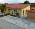 Bild: lgc
Der Kindergarten wurde für zwei Krippegruppen beträchtlich erweitert. Vorne im Hintergrund ist das Bestandsgebäude zu erkennen, in dem nun ausschließlich der Kindergarten untergebracht ist.
