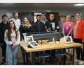 Bild: Mittelschule Mitterteich/exb
Leo Fütterer (hinten, Zweiter von links), Andreas Kempf (Fünfter von links), Rektorin Gisela Kastner (rechts) und Schülerinnen und Schüler der 7. bis 9. Klassen freuen sich über den neu angeschafften Lasercutter.
