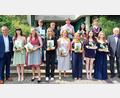 Bild: mfh
Zur Ehrung der Besten versammelt: (vorne, von links) Rektor Peter Danninger, Cristina Moldovan (Notenschnitt 1,8), Hannah Luber (1,8), Emely Popp (1,4), Zoey Rex (1,8), Caroline Seibold (1,8), Nadine Fuchs (1,3), Kaitlyn Koch (1,7) Konrektor Harald Röbl, (hinten von links) Sebastian Windisch (1,4), Dominik Bleisteiner (Sozialpreis), Robin Grädler (1,2), Veronica Reinhardt (1,7), Roland Wagner (1,7).