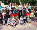 Bild: lep
Dankbar für die Spende des Fördervereins des Kinderhauses freuen sich die Krippenkinder mit ihren Erzieherinnen der „Glühwürmchen, Bienen- sowie Wichtelgruppe“ nun entspannt Ausflüge zu machen. Kaum standen die Busse da, stiegen die Kleinkinder sofort ein und warteten gespannt, dass es los geht.