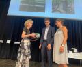 Bild: Bild Florian Dendorfer/exb
Quirin Heimerl aus der Klasse 10a (Mitte) übergibt im Beisein von Direktorin Diana Schmidberger (rechts) das von den Mitschülern zusammengestellte Paket an Lukas' Mutter Alexandra Vogl.