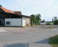 Bild: Hirsch
Die Unterstellhalle mit angebauter Scheune und Stallung in Deiselkühn (links) wird abgerissen. Dort entsteht eine Lagerhalle für Baumaschinen.