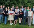 Bild: Gerti Kreuzer/exb
Schulleiter Hubert Reil (vorne, Mitte) gratulierte den beiden Schulbesten Nicole Widiker (vorne, Dritte von rechts) und Jewa Vaitkeviciute (links neben Reil).