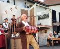 Bild: u
Die herausragende Figur des Stücks ist Roland Fritsch, nicht nur (wie hier) wegen seiner Rolle als Bänkelsänger Parucchio. Spontan spielte er für den erkrankten Erhard Ackermann den Räuber Knoll. Er hat das imposante Bühnenbild entworfen und an dessen Bau unermüdlich gearbeitet. Von Regisseur Dieter Held und ihm stammt die Copyright-Fassung des Stücks.