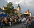 Bild: jr
Feiern mit Blick auf die Stadtpfarrkirche: Der gesamte Untere Marktplatz war am Samstag eine Festmeile.