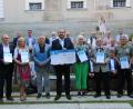 Bild: prh
Vor der Kulisse des Lobkowitz-Schlosses verlieh Landrat Andreas Meier (Mitte) erstmals den NEW-Landkreispreis. Stellvertretend nahmen diesen Bernhard Knauer, Heidrun Rank, Gerhard Müller und Gertrud Werner, Peter Garreiss und Manfred Janker (von links) entgegen.