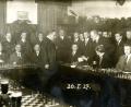 Archivbild: Stadtarchiv Amberg
Der russischstämmige deutschen Meister und spätere Herausforderer des Weltmeisters, Efim Bogoljubow, gab 1927 im Gasthaus Schieferl eine Simultanvorstellung, bei der er an 30 Brettern gleichzeitig gegen oberpfälzische Vereinsmitglieder antrat.