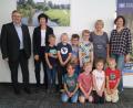 Bild: Kindergarten St. Rita/exb
Unser Bild zeigt die acht Vorschulkinder des Kindergartens St. Rita mit ihren Erzieherinnen Sabine Preisinger und Christine Meiler (rechts) sowie Wolfgang Meister und Rita Schmidkonz (links) von der Volksbank Raiffeisenbank Nordoberpfalz.