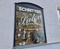Bild: Tobias Gräf
Wie lange Ehrentraud Schnitter schon Haare schneidet, sieht man auch am Schaufenster mit historischen Friseurwerkzeugen: Die Technik hat sich in den vergangenen 60 Jahren massiv weiterentwickelt, die Salon-Chefin aber ist immer noch dieselbe.
