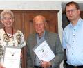 Bild: Waldsassener Kammermusikkreis/exb
Treue Mitglieder zeichnete der Waldsassener Kammermusikkreis (WKK) in seiner Jahreshauptversammlung aus. Von links Brigitte Wührl (25 Jahre) und Gerhardt Höhn (40) zusammen mit Vorsitzendem Andreas Sagstetter.