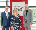 Bild: Jana Strunz/exb
Franz Stahl ist neuer stellvertretender Ratspräsident der Metropolregion Nürnberg. Das Bild zeigt ihn von links mit Dr. Christa Standecker (Geschäftsführerin der Metropolregion Nürnberg), Prof. Dr. Klaus L. Wübbenhorst (Wirtschaftsvorsitzender der Metropolregion Nürnberg),