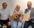Bild: Stefanie Gradl
Pater Jimmy (links) und 2. Bürgermeister Thorsten Grädler überbrachten der Jubilarin Maria Magdalena Lehner die besten Glückwünsche zum 90. Geburtstag.