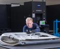 Symbolbild: BMW Unternehmenskommunikation.
"Check auf perfekte Qualität in der Rolls-Royce Türenfertigung" ist das Bild zur Pressemitteilung unterschrieben. In Wackersdorf wird nun auch für die Luxus-Marke im BMW-Konzern produziert.