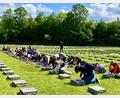 Bild: EJPO
Die jugendlichen Teilnehmer erneuerten die Inschriften auf den Gedenksteinen der Kriegsgräbergedenkstätte am Waldfriedhof München.