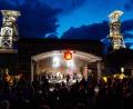 Bild: Brigitte Grüner/Förderverein Maffeispiele/exb
Das Classic-Rock-Festival G:O:A findet auf dem Gelände des Bergbaumuseums Maffeischächte statt. Neben der Bühnenbeleuchtung werden in der Dämmerung auch die Fördertürme beleuchtet.