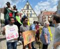 Bild: Veit Wagner/Amnesty International 
OTH-Studenten aus Bangladesch demonstrierten am Samstag, 20. Juli, auf dem Oberen Markt in Weiden wegen der schrecklichen Unruhen in ihrem Heimatland.