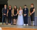Bild: Doris Pensky/exb
Freuen sich mit den besten Schülern der Klasse 9a: Rektor Michael Koppmann (von links), Klassenlehrerin Manuela Grünauer, die Schüler Sophia Stangl, Marisa Hirmer und Lukas Birner und 2. Bürgermeisterin Tanja Kippes.