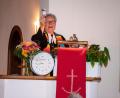 Bild: wgw
Heidi Gentzwein in der evangelischen Christuskirche bei einer ihrer letzten Amtshandlungen als verantwortliche Pfarrerin von Schwarzenfeld. Die Uhr ist symbolisch gemeint: Die Zeit der Eigenständigkeit der Kirchengemeindeist abgelaufen.