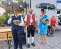Bild: Christian Mösbauer/exb
Zweiter Vorsitzender Engelbert Ettl (Mitte) überreicht einen Schirm und einen Geschenkkorb an Schirmherrin Margit Reichl (rechts) und Ehrenschirmherr Anton Steininger (links).