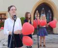Bild: u
Nenas „99 Luftballons“ ließen die „Herzwärts-Kinder!, allen voran die zwölfjährige Solistin Carolina Luber (links) auf dem Marktplatz steigen (im Hintergrund von links: Alisa Graf (9 Jahre) und Laura Biel (7 Jahre).