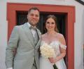 Bild: kro
Stephanie und Stephan Kraus freudestrahlend kurz nach der kirchlichen Trauung.