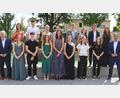 Bild: mfh
Bei 15 Absolventen stand eine 1 vor dem Komma (vordere Reihe, von links): Landrat Richard Reisinger, Lotte Kmetsch (1,27), Moritz List (1,42), Sandra Hausmann (1,45), Leonie Bratzel (1,50), Martina Ott (1,55), Ruth Appel (1,58), Laura Gebhardt (1,58), Schulleiter Martin Zimmermann; (hintere Reihe, von links): Madeleine Panjuschkin (1,64), Steven Dechant (1,67), Emma Welz (1,67), Selina Gebhardt (1,82), Georg Kölbel (1,82), Magdalena Melchner (1,83), Luis Büttner (1,91) und Sina-Marie Plach (1,92).