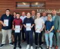 Bild: Katharina Faltenbacher/exb
Katharina Achtert, Schulleiter Günther Paul, die Bürgermeister Ludwig Biller, Gerhard List und Richard Kammerer freuen sich mit den Neuntklässlern Felix Bertl (vorne, von links), Maurice Gmehling, Anna Stilp, und Moritz Fenz. Rechts Elternbeiratsvorsitzende Claudia Weiß.