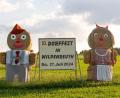 Bild: lum
Auch zum zehnten Jubiläum wieder dabei: die Strohmännchen an der B22, die zum Dorffest in Wildenreuth laden