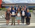 Bild: khg
Bei der Ehrung der Klassenbesten (vorne, von links): Lehrerin Simone Opitz, Simon Thornbury (Notendurchschnitt 2,2), Carina Teichmann (1,8), Mahmoud Sabra (2,1) und Lehrerin Carina Engelbrecht sowie (hinten, von links) Elternbeiratsvorsitzende Iris Rittner, 2. Bürgermeister Georg Götz (Hahnbach), 2. Bürgermeister Thorsten Grädler (Vilseck), Konrektorin Claudia Neidl, Fördervereinsvorsitzende Barbara Streit und Bürgermeister Uwe König (Freihung).