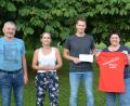 Bild: fdl
Georg Kustner (links) und Stefan Basler (Zweiter von rechts) überreichten an Gemeindereferentin Barbara Schlosser (rechts) und Jugendleiterin Melanie Gebhardt (Zweite von links) jeweils 250 Euro.
