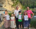 Bild: Johannes Lehnert/exb
Der Landkreis Bayreuth zeichnete unter anderem erfolgreiche Schützen der örtlichen Schützengesellschaft aus: Anna Lehnert (vorne von links), Lina Lehnert, Leonhard Popp und Sophia Hautmann. Dazu gratulierten auch Bürgermeister Franz Tauber (hinten, links) und Betreuer Michael Hautmann (hinten, rechts).