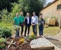 Bild: Stadt Weiden/exb
Thomas Huber und Stefan Dürgner von der Stadtgärtnerei, Bürgermeister Reinhold Wildenauer, Prüfungsvorsitzender Til Kugler und Ermin Salihovic, Bildungsberater im Gartenbau