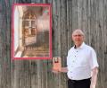 Bild: Portner
Der Teunzer Pfarrer Herbert Rösl hat eine zweijährige Ausbildung zum Exerzitienbegleiter absolviert. Das Plakat am Pfarrstodl und das Buch für geistliche Übungen begleiten ihn dabei. .