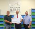 Bild: Hermann Daubenmerkl, RTO/exb
Mit einer großzügigen Spende überraschte Lars Sikka von der Manfred-Roth-Stiftung (Mitte) die Realschuldirektor German Helgert von der Realschule am Tor zur Oberpfalz (links) und seinen Stellvertreter Holger König.